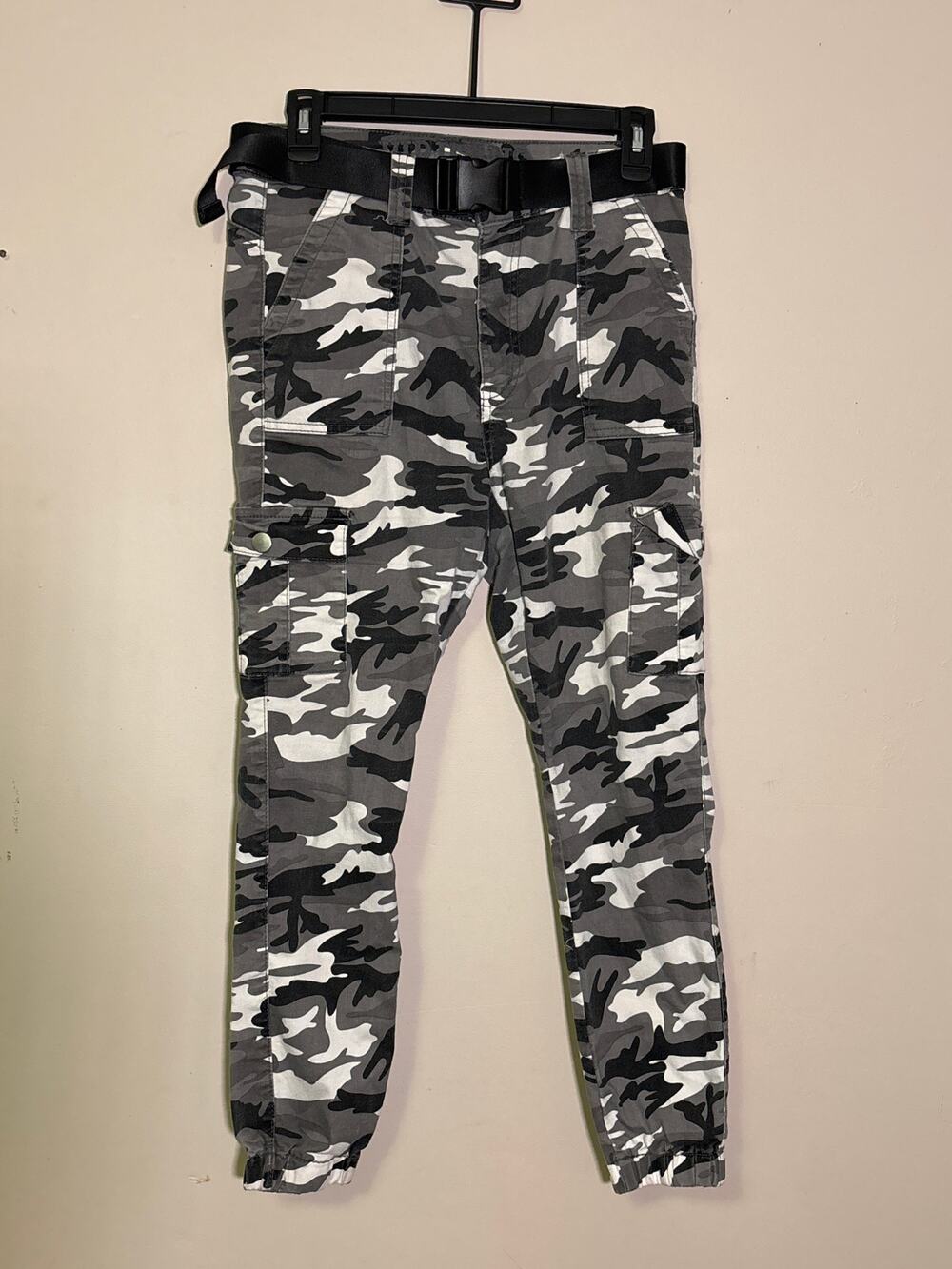 White & grey camo women’s cargo jogger pants with adjustable black belt EUC